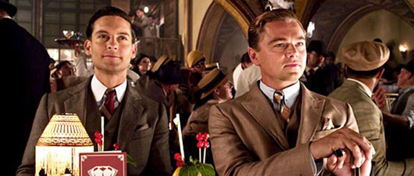 The Great Gatsby: Carraway (links) wordt langzaam in Gatsby's wereld getrokken...