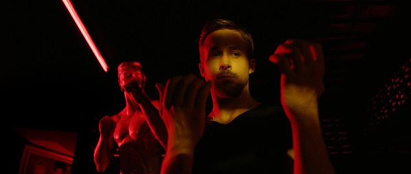 Only God Forgives: waarom kijk je zo paranoïde/angstig naar je eigen handen Ryan..?