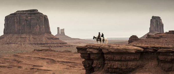 The Lone Ranger zit vol prachtige beelden, en een kniesoor die meldt dat Texas wel erg veranderd is...