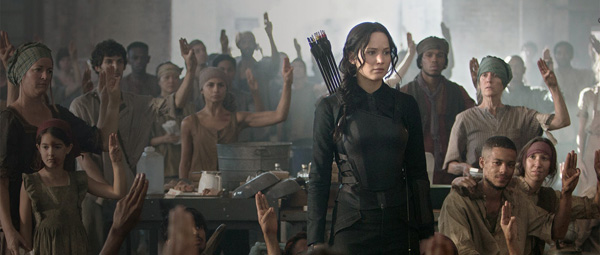 The Hunger Games: Mockingjay - Part 1: Katniss voelt zich nog wat ongemakkelijk in haar helden-/leidersrol