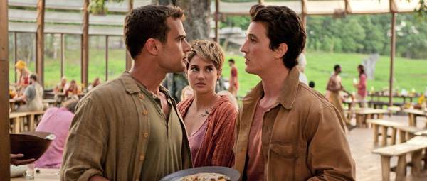 Insurgent recensie: haantjesgedrag tussen Theo James en Miles Teller, met Shailene Woodley in de achtergrond