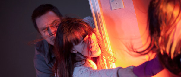 Poltergeist-recensie: Rockwell en DeWitt laten de film boven het gemiddelde uitstijgen...