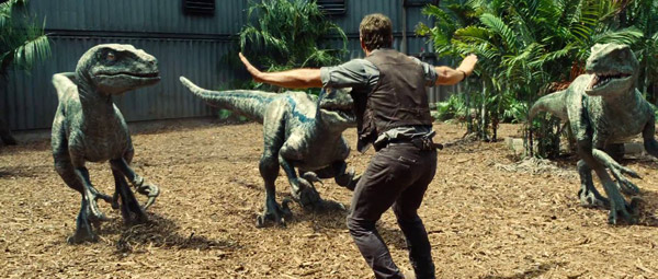 Jurassic World-recensie: knap hoe best geloofwaardig een velociraptor-trainer wordt geïntroduceerd...