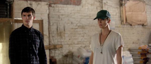 Dark Places-recensie: helaas kunnen Hoult en Theron deze film ook niet 'redden'...