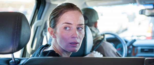 Sicario-recensie: Blunt krijgt langzaam door in wat voor wespennest ze terecht is gekomen...