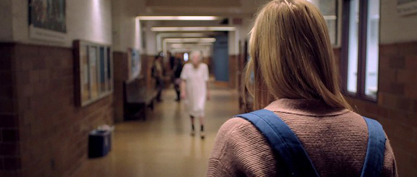 It Follows-recensie: creepy atmosfeer, psychologische metafoor to the max, en wat doet die oma in nachtjapon op die middelbare school..??