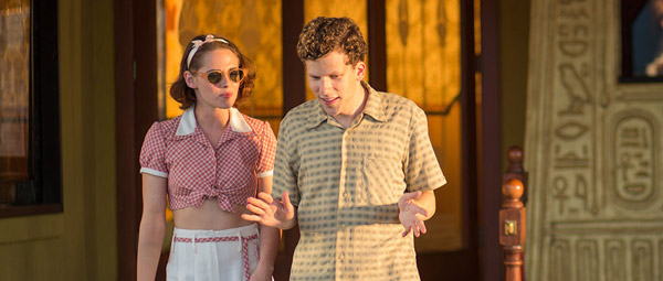 Café Society-recensie: ogenschijnlijk een wat tussendoortje, maar deze nieuwe van Woody Allen blijft toch aardig hangen...