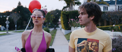 Under the Silver Lake-recensie: beetje ratjetoe aan thema's en best wat aardig vette scènes, maar helaas weinig narratieve ontwikkeling...