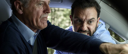 Bumperkleef-recensie: lekker plat vermaak met een paar lomp-goede, schrikkerige momenten; als tussendoortje best heerlijk, deze nieuwe van Lodewijk Crijns.