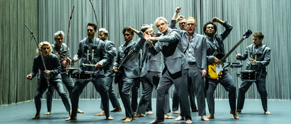 David Byrne's American Utopia-recensie: meesterlijke concertregistratie van muziek van geweldige (en belangrijke) kunstenaar...