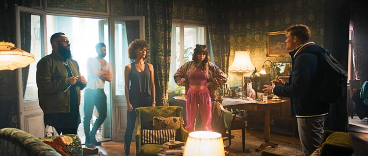 Army of Thieves-recensie: niet echt een 'army' en geen zombie te bekennen, in deze prequel op zombie-extravaganza Army of the Dead; maar wel Nathalie Emmanuel!