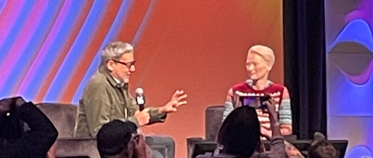 Eugene Hernandez (van Sundance) interviewde Tilda Swinton tijdens een keynote-gesprek op SXSW 2023