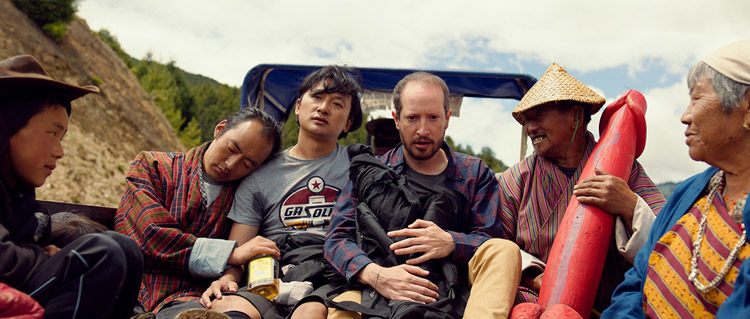 The Monk and the Gun-recensie: heerlijk niet-westerse visie op onze waarden als democratie e.d., met heerlijke kritiek...