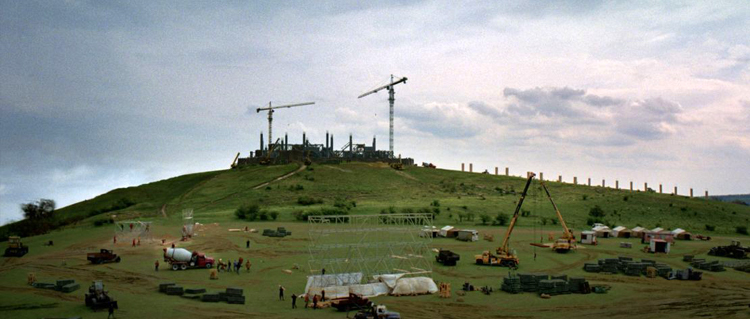 The Brutalist-recensie: megalomaan bouwproject in net zo megalomane film, waar menig filmonderzoeker op los kan gaan...