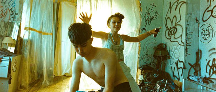 Bird-recensie: verontrustend maar ook prachtig beeld van Britse jeugd van de beste regisseur daarvoor: Andrea Arnold... met veel niet-acteurs, maar ook met Barry Keoghan en Franz Rogowski..!