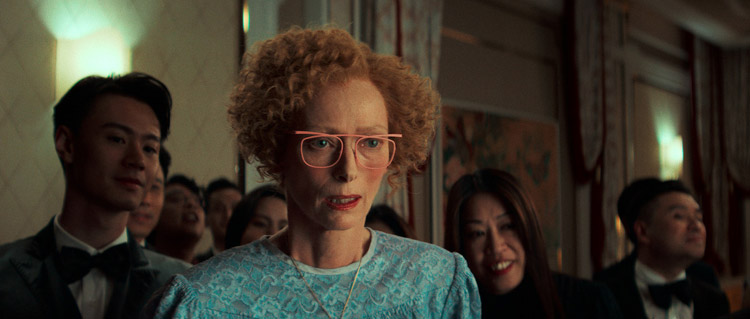 Ballad of a Small Player-recensie: lekker 'Netflix-tussendoortje' met topcast en topregisseur, en dat levert toch een vrij memorabele film op...