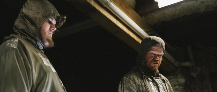 Bugonia-recensie: Lanthimos is primair kunstenaar, en onderzoekt hier vooral 'wappieness', 'alternative facts' en hoe de mensheid überhaupt een doel heeft...