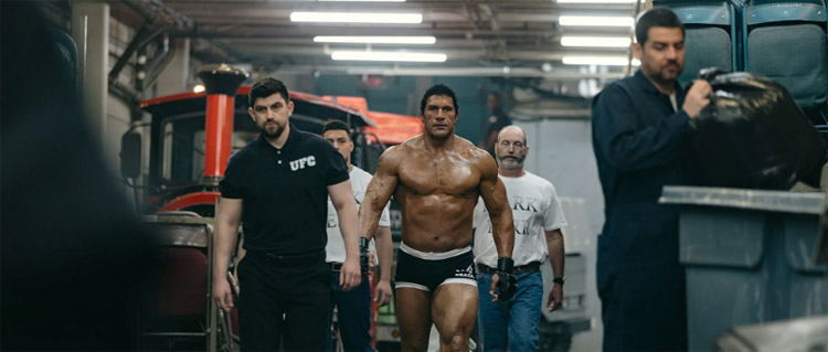 The Smashing Machine-recensie: ongebruikelijk waargebeurd verhaal dat wel degelijk alle formule-punten aanraakt, maar dan tóch iets anders lijkt te doen...