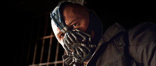 de vrijwel onherkenbare Tom Hardy is Bane...