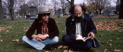 Rolling Thunder Revue-recensie: geweldige docu over tour van enkele van m'n favoriete Amerikaanse artiesten (hier zitten Dylan en Ginsberg bij het graf van Kerouac)