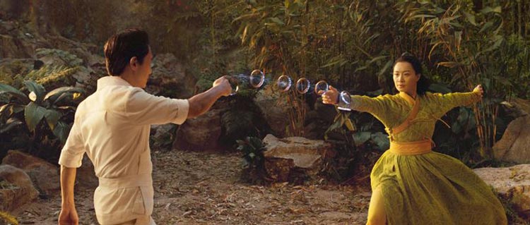 Shang-Chi and the Legend of the Ten Rings-recensie: heerlijke en respectvolle origin story, die ook lekker soepel voorbijraast...