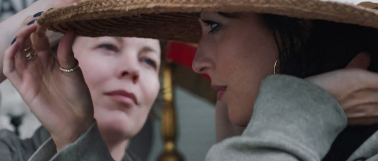The Lost Daughter-recensie: sterk en gedurfd regiedebuut van Maggie Gyllenhaal, met een fenomenale Olivia Colman in de (gemene) hoofdrol...